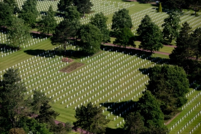 Luftaufnahme des amerikanischen Friedhofs und Memorials in der Normandie (Quelle: archives.gov)